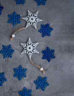 白色饰品圣诞节树形式雪花蓝色的雪花谎言灰色的混凝土背景的地方文本