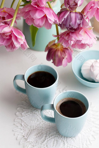 杯黑色的咖啡精致的棉花糖早餐美丽的花束粉红色的郁金香蓝色的花瓶