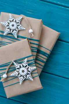 礼物包装工艺纸白色圣诞节饰品形式雪花礼物谎言蓝色的木背景
