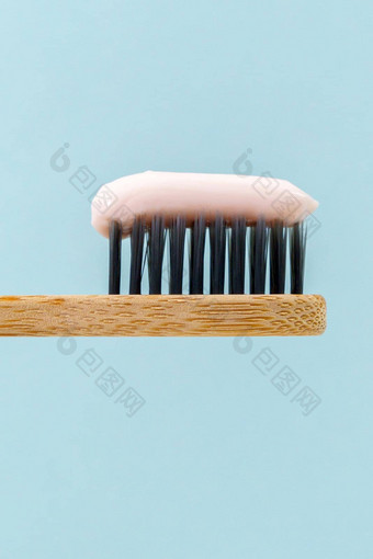 生态友好的牙刷使自然竹子牙膏关闭房子浪费浴室<strong>生活必需品</strong>复制空间垂直照片