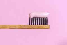 生态自然竹子牙刷可持续发展的生活方式概念浪费首页浴室生活必需品复制空间粉红色的背景