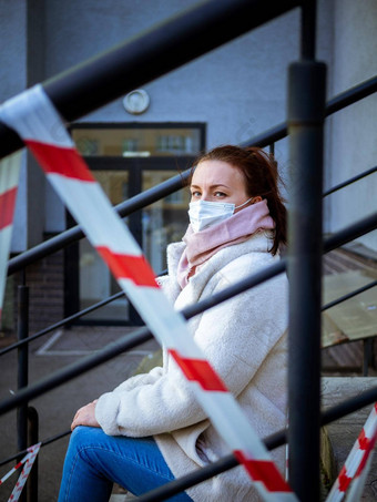 照片女孩面具坐着街危险<strong>警告</strong>磁带