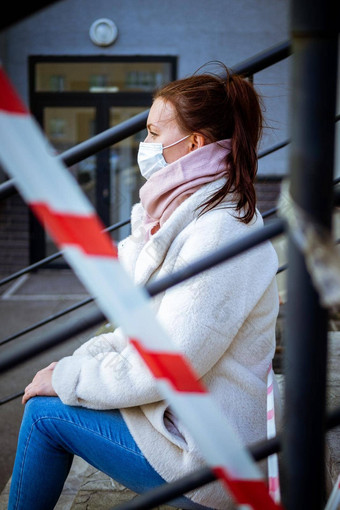 照片女孩面具坐着街危险<strong>警告</strong>磁带