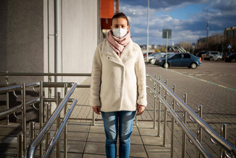 图片女孩面具孤立的科维德流感大流行