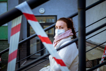 照片女孩面具坐着街危险<strong>警告</strong>磁带