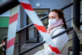 照片女孩面具坐着街危险<strong>警告</strong>磁带