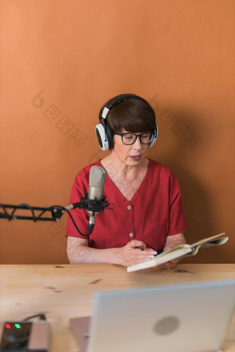 中年女广播主持人会说话的麦克风阅读新闻广播广播在线概念