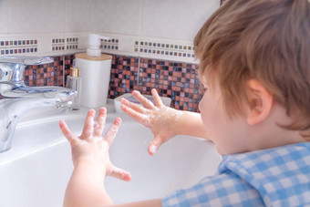 关闭孩子洗手显示肥皂手掌