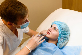 嘴唇增加振兴面部注射过程有吸引力的女孩塑料手术私人医疗诊所