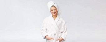 肖像年轻的快乐亚洲夫人浴袍孤立的白色背景