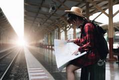 年轻的旅行者女人地图规划旅行火车站夏天旅行生活方式概念