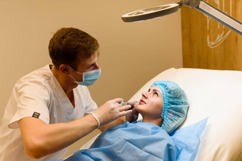 嘴唇增加<strong>振兴</strong>面部注射过程有吸引力的女孩塑料手术私人医疗诊所