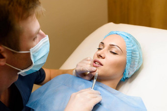 嘴唇增加振兴面部注射过程有吸引力的女孩塑料手术私人医疗诊所