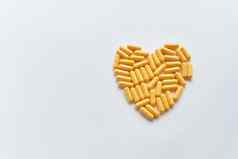心形状的黄色的药片健康心问题医学医疗保健概念的地方登记