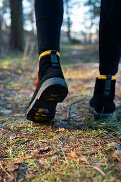 女孩走森林特写镜头鞋子背景森林旅行徒步旅行徒步旅行概念