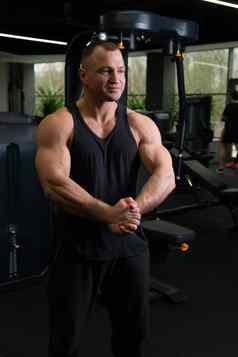 男人。锻炼健身房肌肉发达的适合培训锻炼强大的活跃的硬核权力重健身健康的ABS健身健康体育馆的家伙