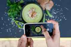 女孩拍摄午餐智能手机汤绿色豌豆荞麦芯片前视图