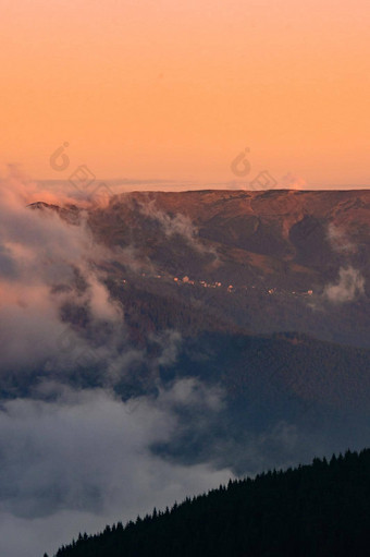 佩特<strong>山</strong>早....雾阴<strong>山</strong>范围黎明神<strong>奇</strong>的<strong>山</strong>乌克兰