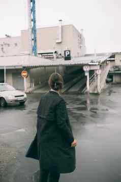 女人走雨天气