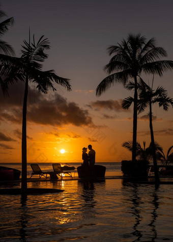 夫妇但女人看日落热带海滩<strong>毛里求斯</strong>棕榈树游泳池热带日落海滩<strong>毛里求斯</strong>