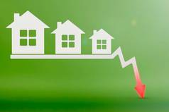 真正的房地产出售崩溃真正的房地产通货膨胀不断上升的价格房子模型绿色背景数字箭头