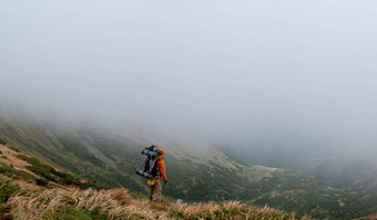 旅游背包背景风景如画的喀尔巴阡山风景如画的秋天喀尔巴阡山