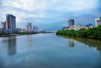 三亚城市景观蓝色的河云视图