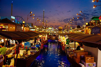 迪拜全球村晚上灯水视图
