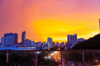 海南<strong>三亚</strong>城市雨明亮的橙色天空