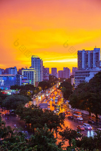 <strong>海南三亚</strong>城市雨明亮的橙色天空