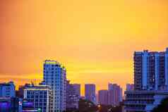 海南三亚城市雨明亮的橙色天空