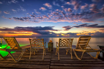 空甲板椅子椅子木码头等待日出海海滩