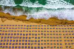 空中视图令人惊异的海滩蓝色的休息室椅子雨伞绿松石海