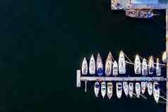 空中视图无人机游艇小电动机船白色船海水游艇帆船停泊旋转停车