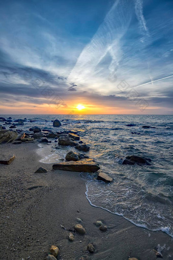 一流的海景<strong>观色</strong>彩斑斓的日落日出垂直视图