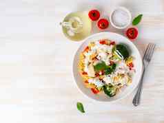 意大利面福西利蔬菜肉白色酱汁白色木表格低热量的饮食低脂食物前视图复制空间