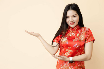 亚洲中国人青少年女孩手显示显示演讲出售<strong>促销</strong>活动的姿势<strong>沙拉</strong>酱旗袍传统的布