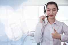 肖像亚洲callcenter操作符拇指帮助台支持电话调用客户护理女工作人员微笑耳机好服务概念空间横幅背景
