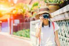 亚洲女孩青少年旅游采取自然照片旅行走他背包袋