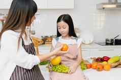 妈妈。教学孩子吃水果建议吃橙色维生素健康的食物