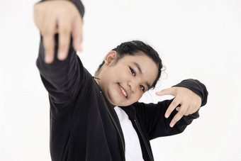 特写镜头亚洲女孩青少年少年跳舞嘻哈孩子们享受跳舞手不断<strong>上升</strong>的问候快乐微笑<strong>有趣</strong>的孤立的白色背景