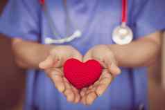 医生护士手给红色的心护理血捐赠医疗保健分享爱战斗疾病概念