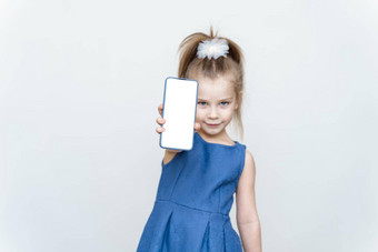 肖像可爱的一年女孩智能手机