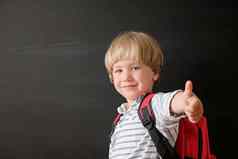 回来学校可爱的男孩黑板上孩子小学学校袋教育概念