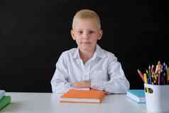 回来学校可爱的男孩坐着表格黑板上巴克格蓬德孩子小学学校教育概念