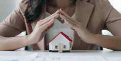 财产保险房子模型保护手真正的房地产概念