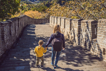 快乐快乐的快乐的游客妈妈儿子伟大的墙中国有趣的旅行微笑笑跳舞假期旅行亚洲中国人目的地旅行孩子们中国概念