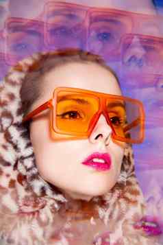 艺术肖像女人粉红色的嘴唇橙色眼镜豹连帽衫蓝色的背景