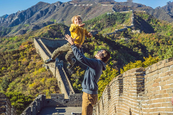 快乐快乐的快乐的游客爸爸儿子伟大的墙中国有趣的旅行微笑笑跳舞假期旅行亚洲中国人目的地旅行孩子们中国概念