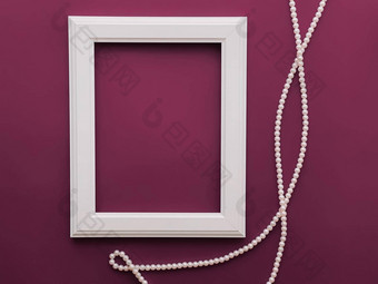 白色垂直艺术框架珍珠珠宝紫色的背景平铺设计艺术作品打印照片专辑